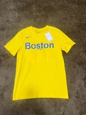 Nike Boston Story 10 Yellow Graphic T-Shirt Men’s Size Small MLB Baseball Tee